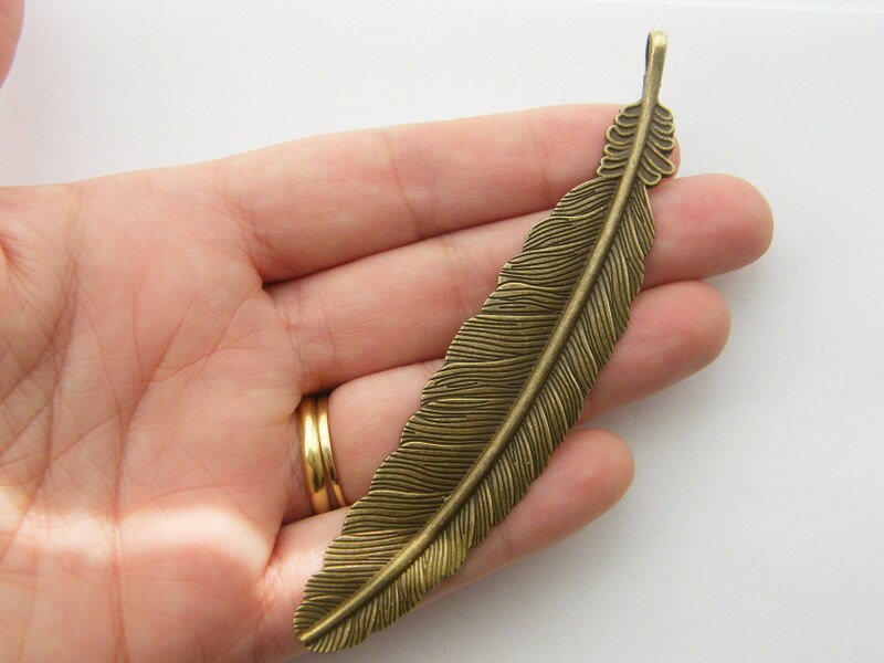 2 Feather charms antique bronze tone B98
