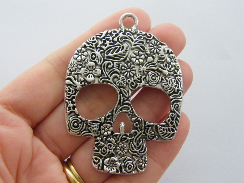 1 Skull pendant antique silver tone HC7