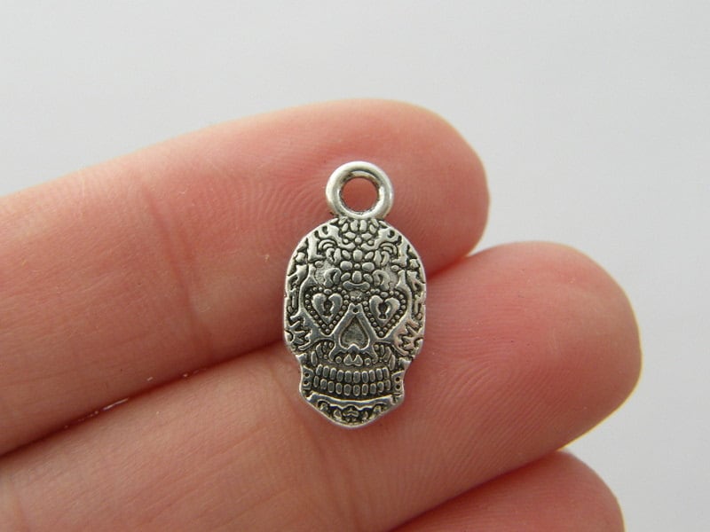 10 Skull charms antique silver tone HC17