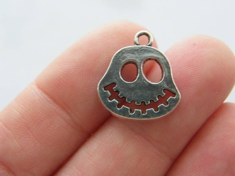 6 Skull charms antique silver tone HC224
