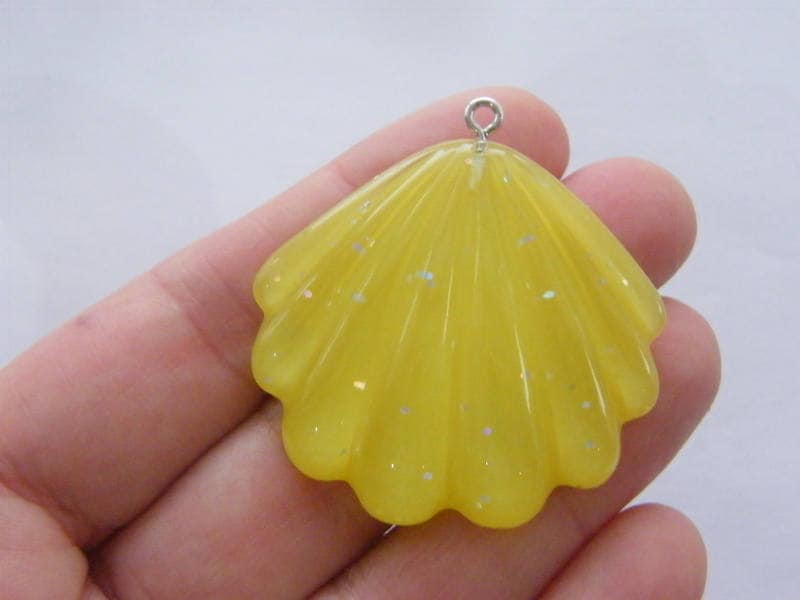 2 Shell scallop yellow resin pendants FF405