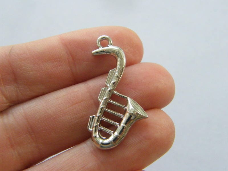 8 Saxophone charms silver tone MN70