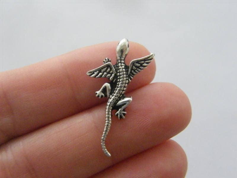 8 Lizard gecko charms antique silver tone A641
