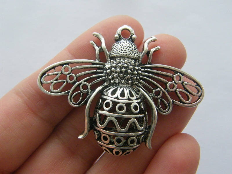 1 Bee charm pendant antique silver tone A921