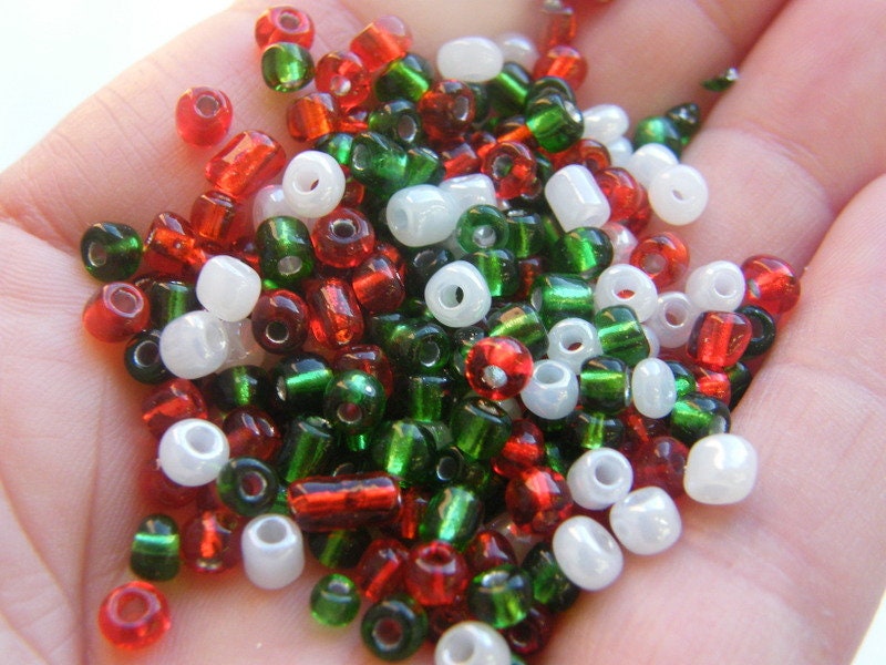 400  White red and green Christmas glass seed beads SB31