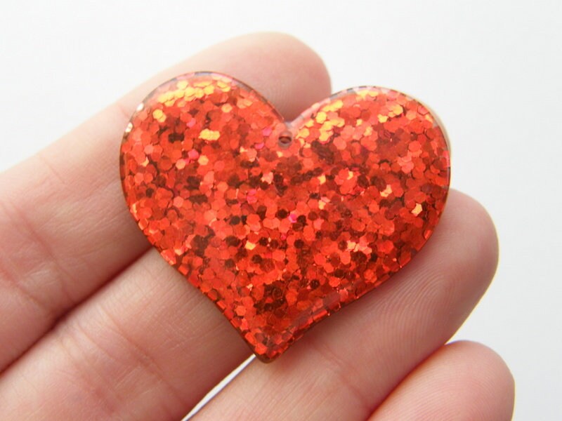 4 Heart glittery red resin pendants H213