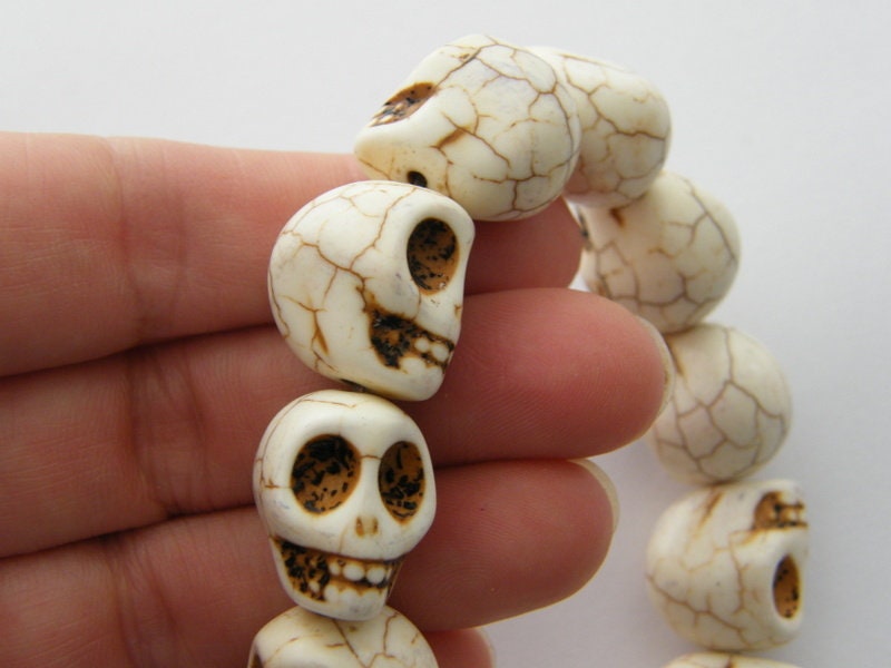 22 Off white skull beads 15 x 12mm SK36
