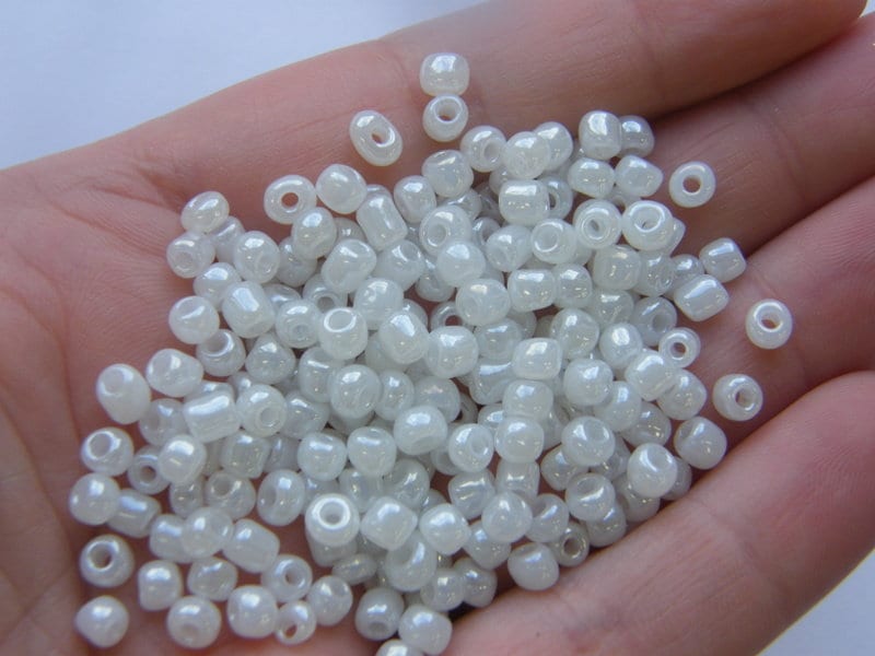 400  White pearlized glass seed beads SB30