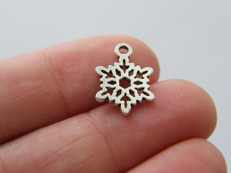10 Snowflake charms antique silver tone SF38
