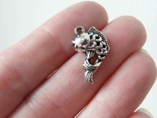 10 Fish charms antique silver tone FF29
