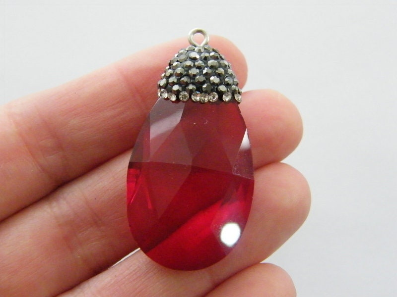 1  Red faceted glass pendant rhinestone  silver tone M686