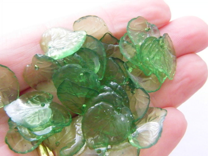 100 Dark green transparent acrylic plastic leaf charms L344 