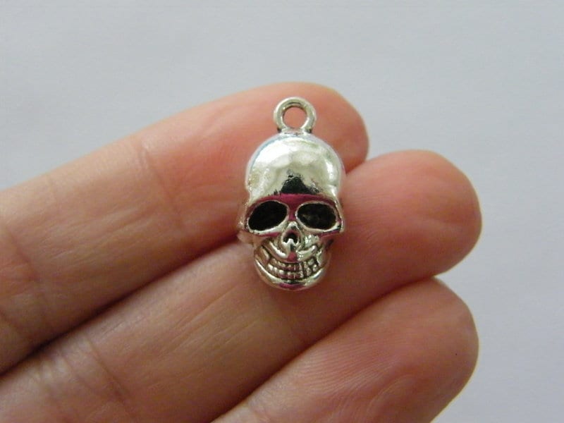 8 Skull charms antique silver tone HC662