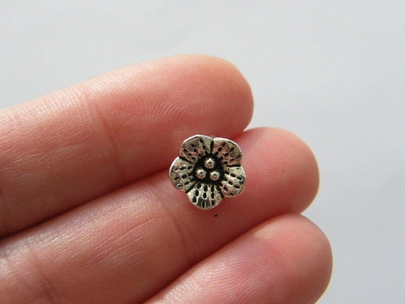 10 Flower charms antique silver tone F307
