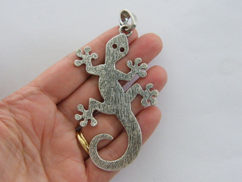 1 Lizard gecko pendant antique silver tone BFM24