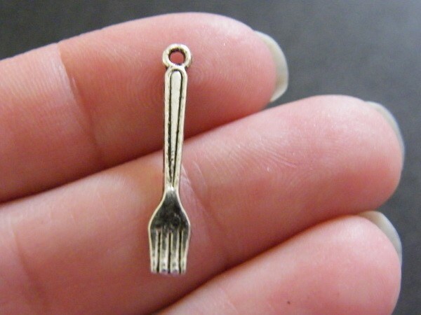 16 Fork charms antique silver tone FD82