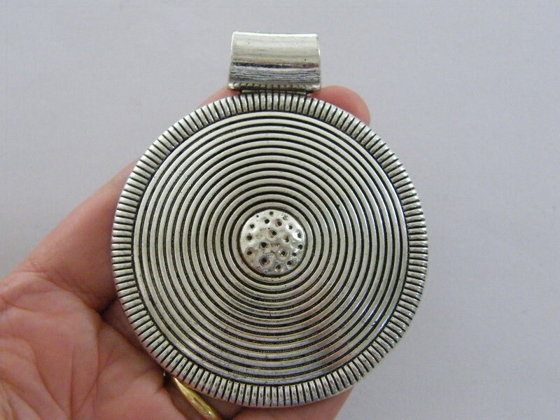 2 Large circle pattern pendants antique silver tone BFM23