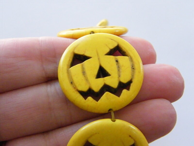 13 Yellow pumpkin jack o lantern Halloween beads SK24