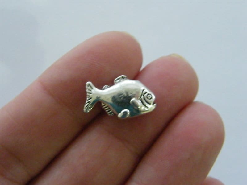 8 Fish spacer beads antique silver tone FF189