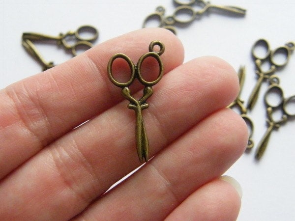 10 Scissors charms antique bronze tone P381