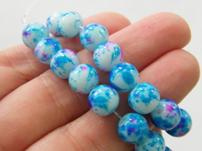 40 White blue fucusia 8mm mottle glass beads B295