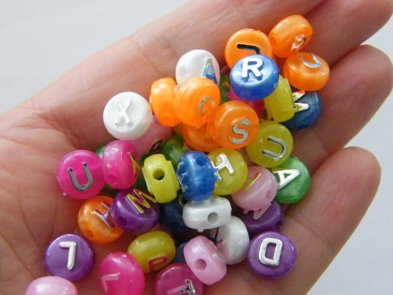 100 Acrylic round alphabet 10mm letter RANDOM beads BB683