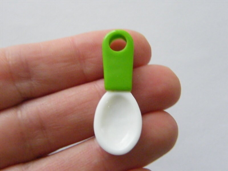 10 Spoon charms green and white resin FD304