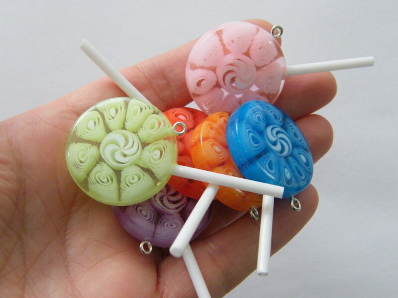 4 Lollipop random colours resin pendants FD39
