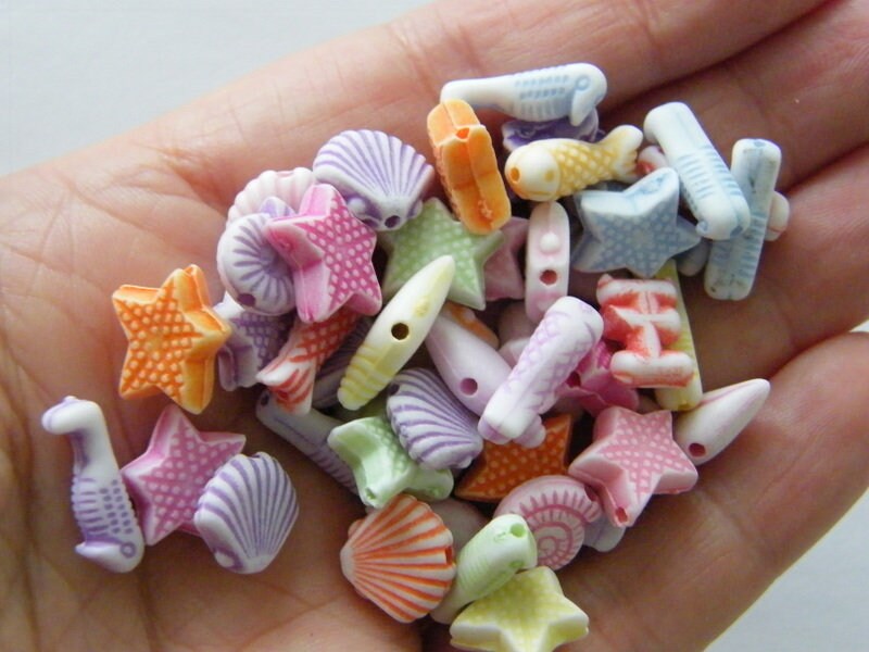100 Acrylic random sea beads BB496