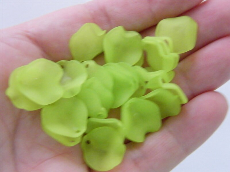 100 Green leaf charms acrylic AL38 - SALE 50% OFF