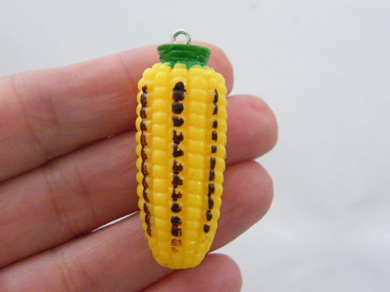 4 Grilled corn on the cob maize pendants resin FD428