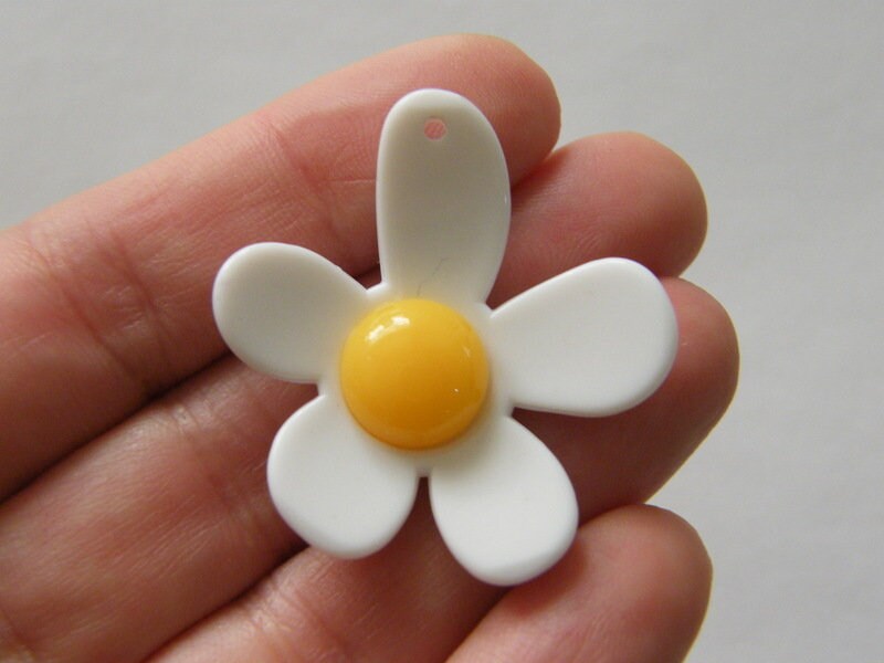 8 Beautiful flower pendants white and yellow resin F490