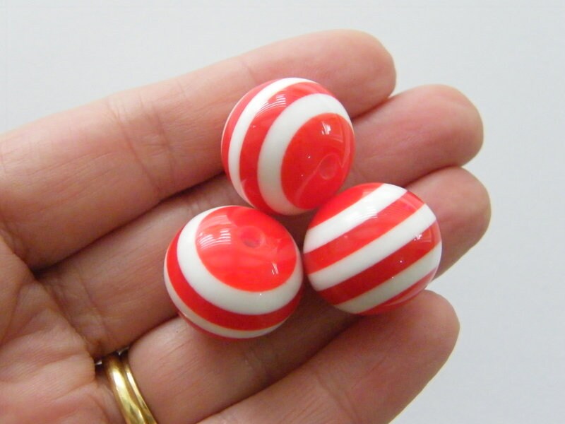10 Red and white stripe 20mm resin beads AB656
