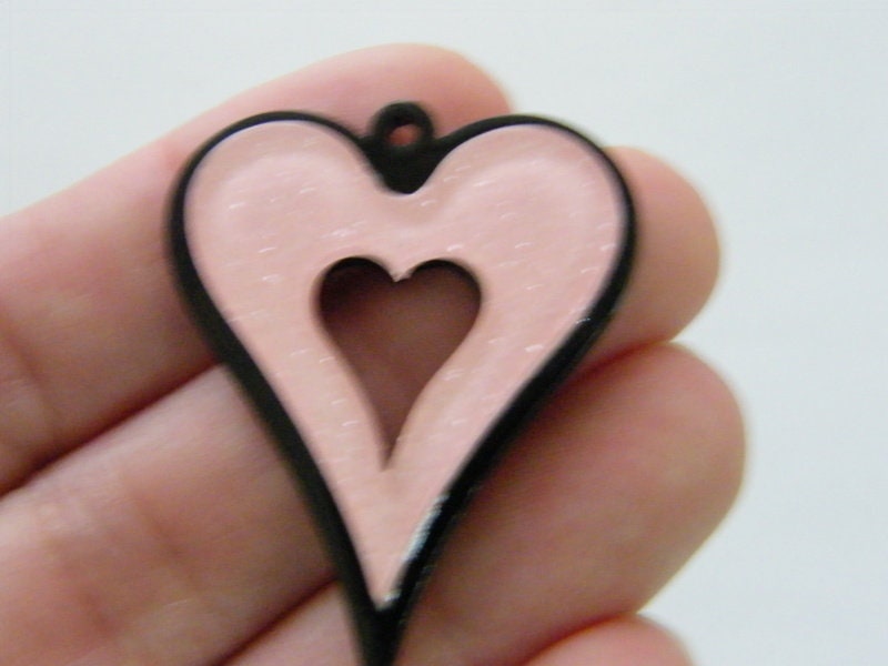 4 Pink on black heart glitter powder pendant resin H256