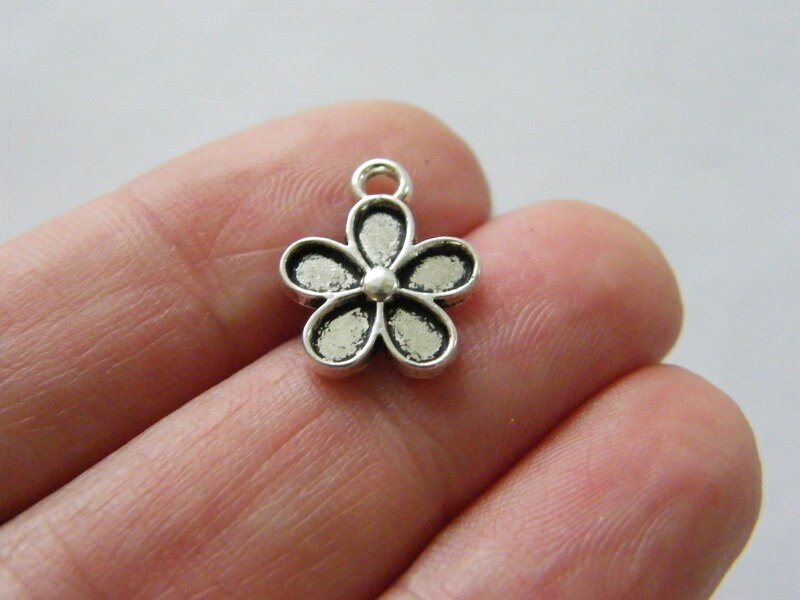10 Flower charms antique silver tone F366
