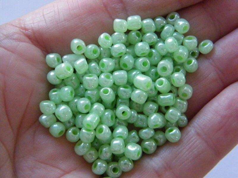400 Pale green pearlized seed beads 4mm glass SB144