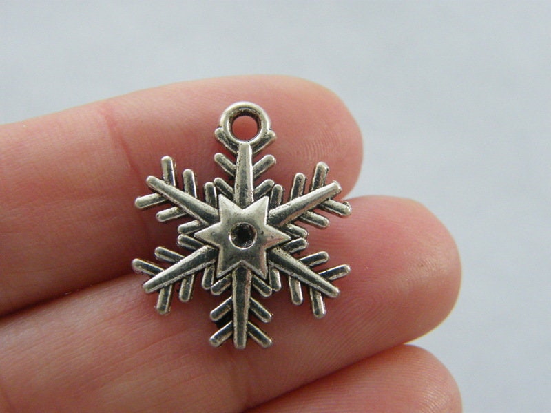 8 Snowflake charms antique silver tone SF49