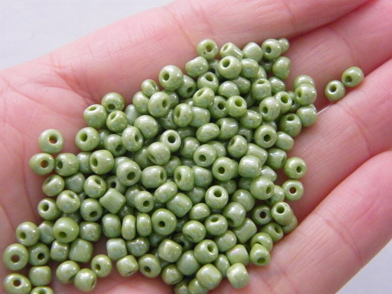 400 Green lustered glass seed beads SB124 