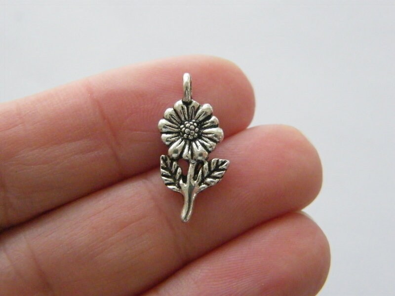 10 Flower charms antique silver tone F40