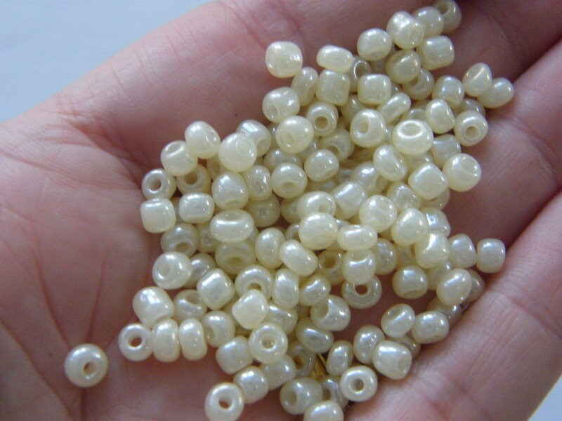 400 Seed beads light golden yellow SB152