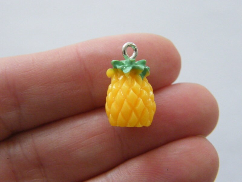 4 Pineapple charms resin FD610