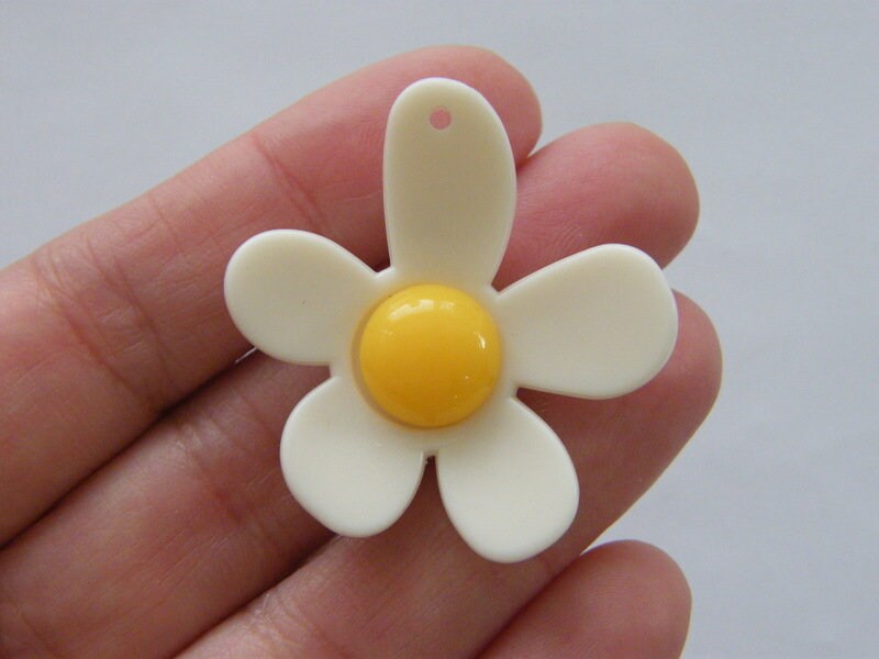 4 Flower pendants egg shell and yellow resin F471