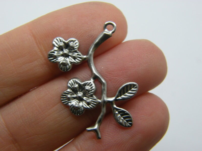 10  Flower pendants silver tone stainless steel F424