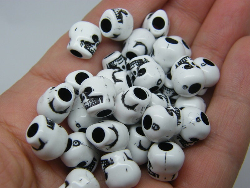 50 Skull beads black white Acrylic BB682