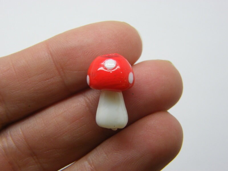 6 Mushroom beads red and white glass L67