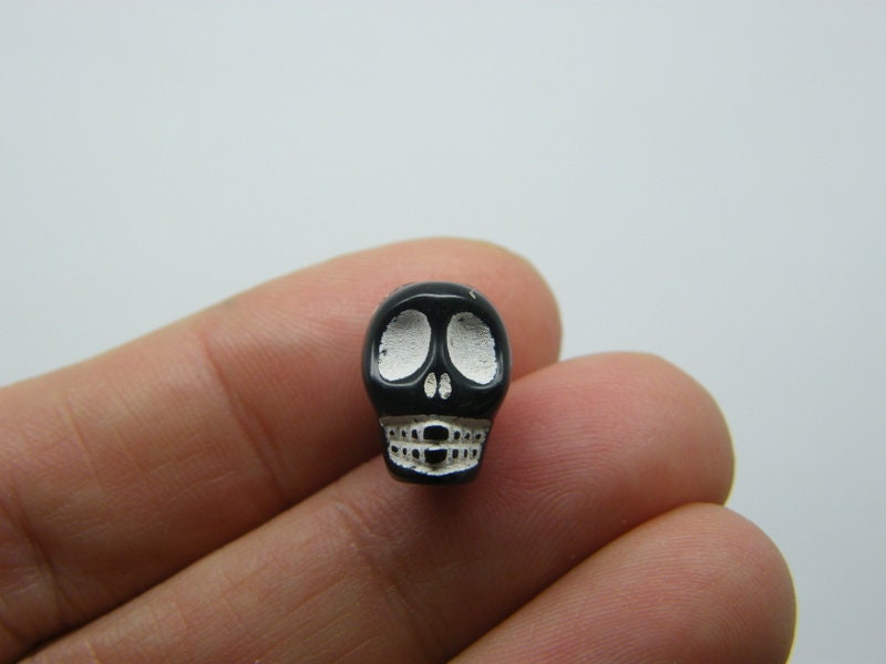 40 Skull beads black and white acrylic BB660