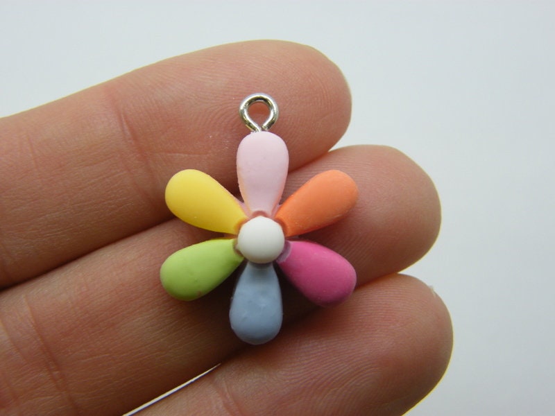4 Flower charms resin F184