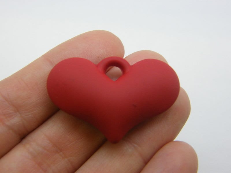 4 Heart pendants red resin H193