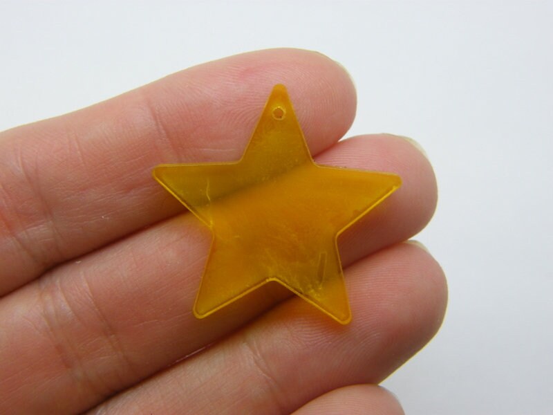 6 Star pendants yellow resin S277