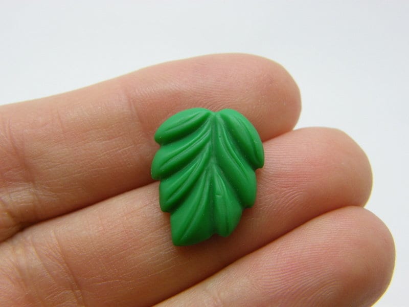 10 Leaf embellishment cabochons green resin L165